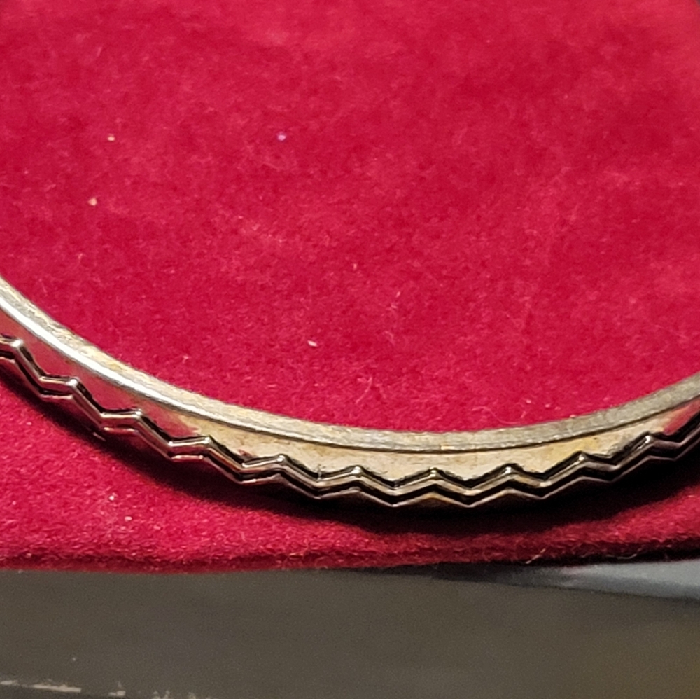 Silver Zigzag Patterned Bracelet - image 3